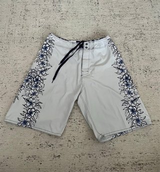 Bañador surfero blanco flores azules