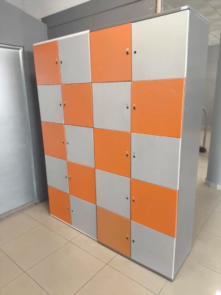 Taquillas metálicas grises y naranjas