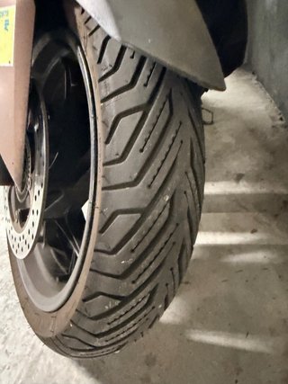 Yamaha XMAX 300 Marrón y Negro