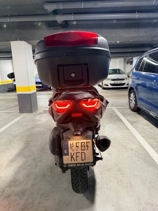 Yamaha XMAX 300 Marrón y Negro