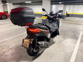 Yamaha XMAX 300 Marrón y Negro