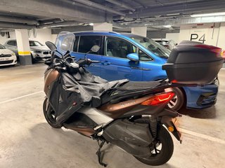 Yamaha XMAX 300 Marrón y Negro