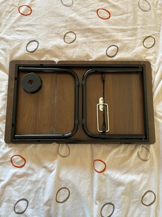 Mesa plegable reclinable para cama con posavasos