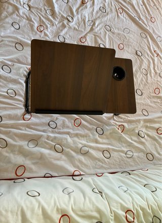 Mesa plegable reclinable para cama con posavasos