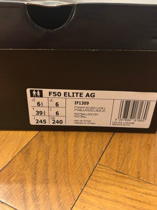 Botas de fútbol blancas y azules
