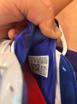 Botas de fútbol blancas y azules