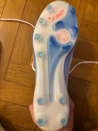 Botas de fútbol blancas y azules