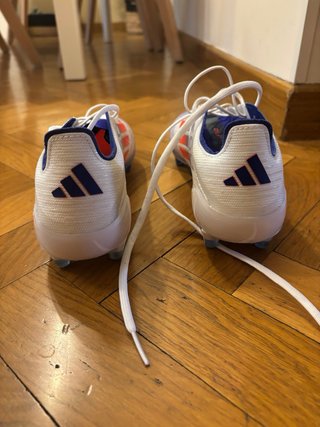 Botas de fútbol blancas y azules