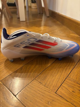 Botas de fútbol blancas y azules