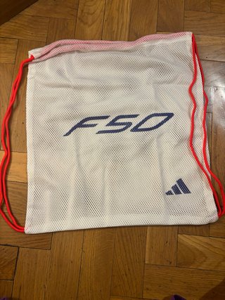 Botas de fútbol blancas y azules