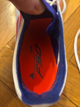 Botas de fútbol blancas y azules