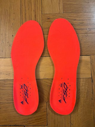 Botas de fútbol blancas y azules