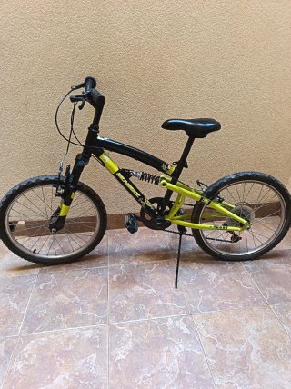 Bicicleta infantil negra y verde