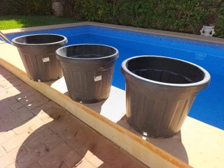 Lote de 3 maceteros grandes.