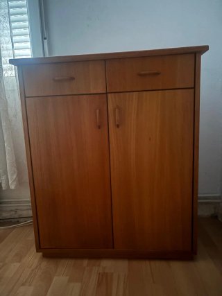 Cómoda de madera con 2 cajones