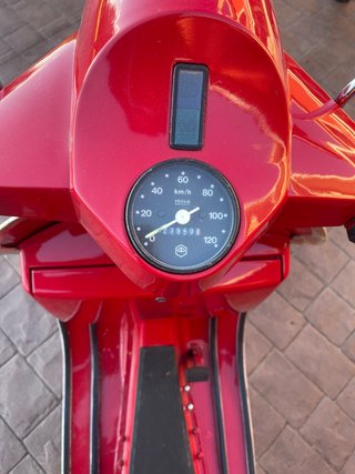 Vespa Roja Clásica 1983