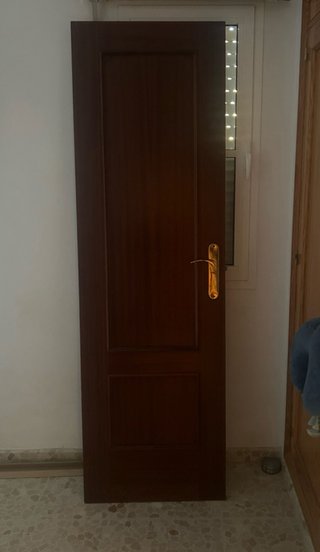 Puerta de madera clásica