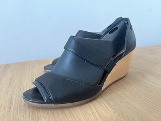 Sandalias Camper cuña madera negras