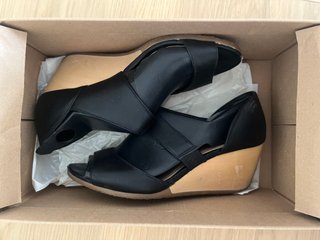 Sandalias Camper cuña madera negras