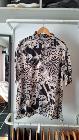 Camisa Bershka Estampada Beige y Negra