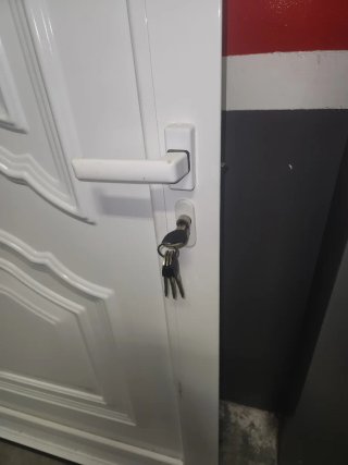 Puerta de aluminio blanca