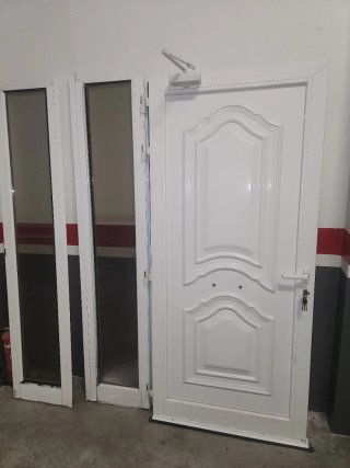 Puerta de aluminio blanca