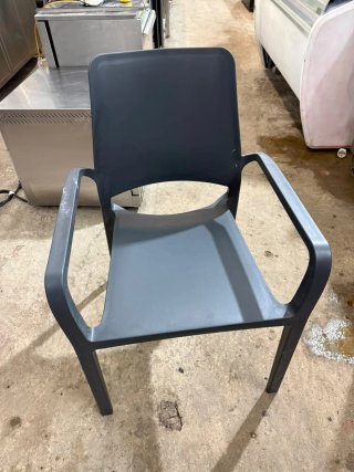 Silla de plástico gris