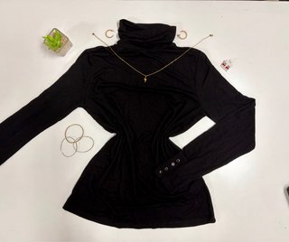 Camiseta Negra de Manga Larga y Cuello Alto