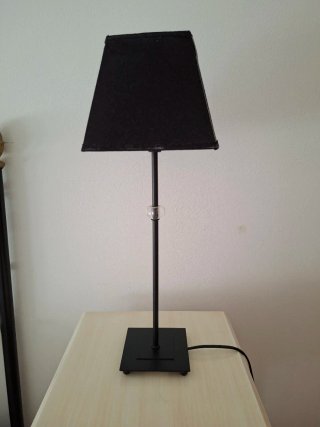 Lámpara de mesa negra moderna.