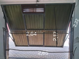 Puerta de garaje marrón.