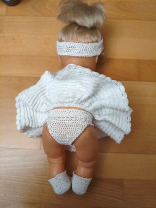 Muñeca Bebé Famosa con Vestido Blanco