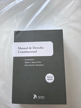 Un libro- manual de derecho Constitucional