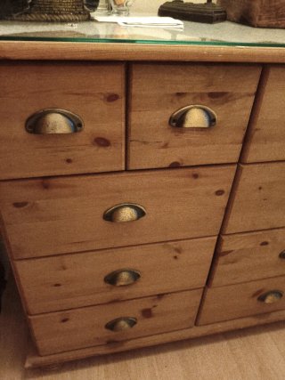 Cómoda de madera con cajones y cristal protector