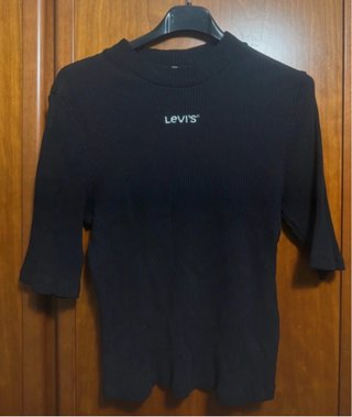 T-shirt Levi's nera a costine