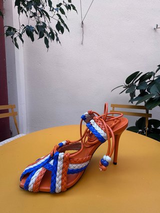 Sandalias de tacón trenzadas multicolor