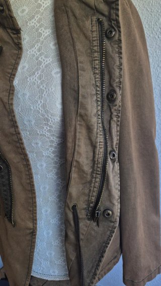 Chaqueta militar beige con tachuelas