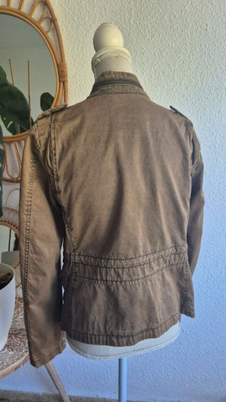 Chaqueta militar beige con tachuelas