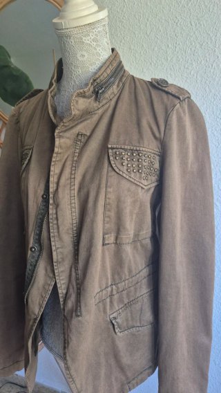 Chaqueta militar beige con tachuelas