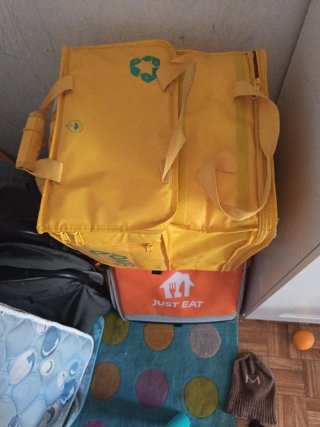 Mochila Glovo y casco
