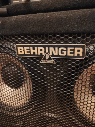Pantalla Bajo Behringer BB410 1200W ¡Como nuevo!