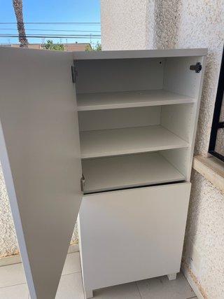 Vasellaio IKEA bianco con due vetrine