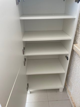 Vasellaio IKEA bianco con due vetrine