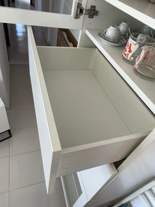 Vasellaio IKEA bianco con due vetrine