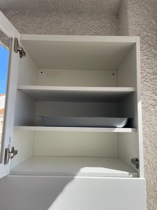 Vasellaio IKEA bianco con due vetrine
