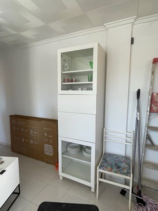 Vasellaio IKEA bianco con due vetrine