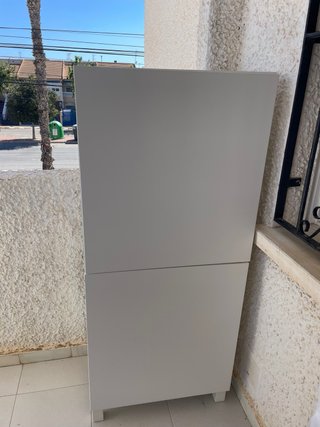 Vasellaio IKEA bianco con due vetrine