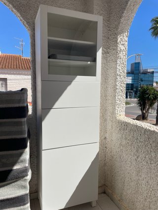 Vasellaio IKEA bianco con due vetrine