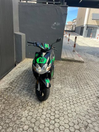 Moto Scooter Negra y Verde