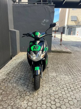 Moto Scooter Negra y Verde