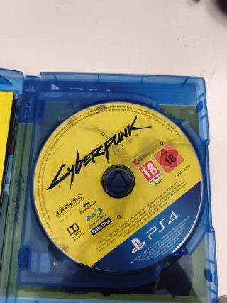 Cyberpunk 2077 Edición Día Uno PS4 falta pegatinas